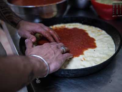 ...mentre altre le ricopre di salsa rossa...